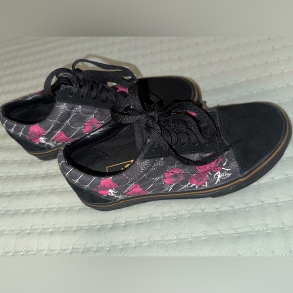 Vans Old Skool Black Spider Roses size 4 mens 5.5 women’s sneakersVGUC worn once - Picture 1 of 9
